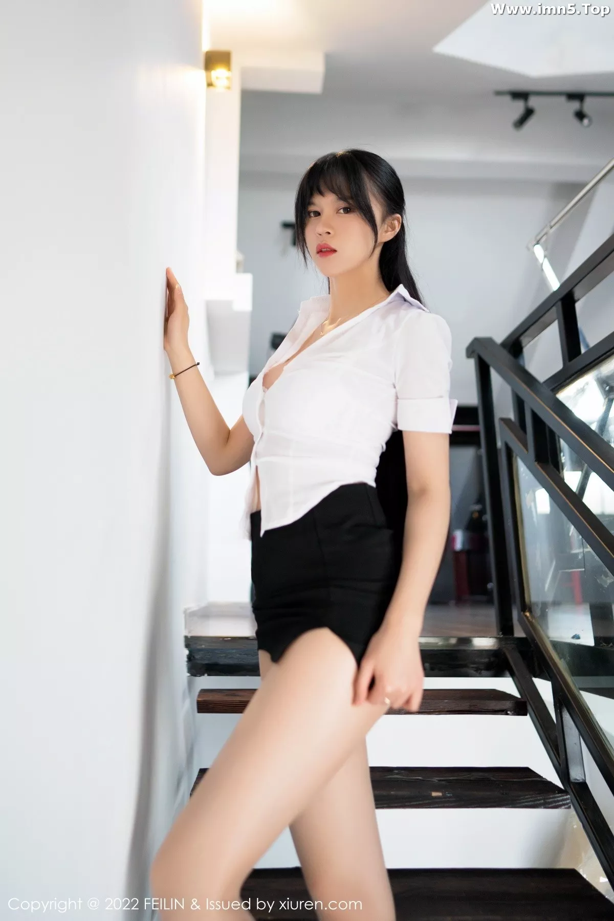 [FeiLin嗲囡囡]VOL.440_模特桃香子白色短T配黑短裙+性感女仆装秀完美身材诱惑写真57P